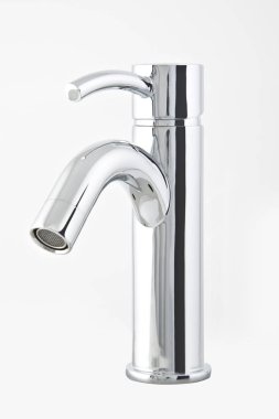 Modern çelik musluk, banyo için. Beyaz arka planda yalıtılmış.