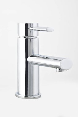 Modern çelik musluk, banyo için. Beyaz arka planda yalıtılmış.