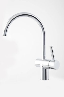 Modern çelik musluk, mutfak lavabo için. Beyaz arka planda yalıtılmış.