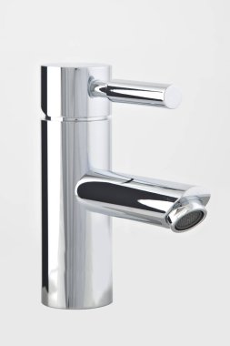 Modern çelik musluk, banyo için. Beyaz arka planda yalıtılmış.