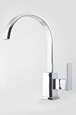 Modern çelik musluk, mutfak lavabo için. Beyaz arka planda yalıtılmış.