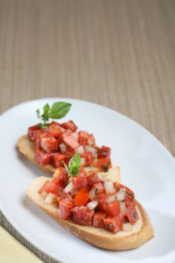 Sosisli ekmek, kutlama için catering sunumu. Renkli masa örtüsü üzerinde servis edilir.