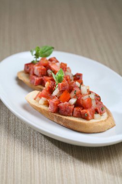 Sosisli ekmek, kutlama için catering sunumu. Renkli masa örtüsü üzerinde servis edilir.