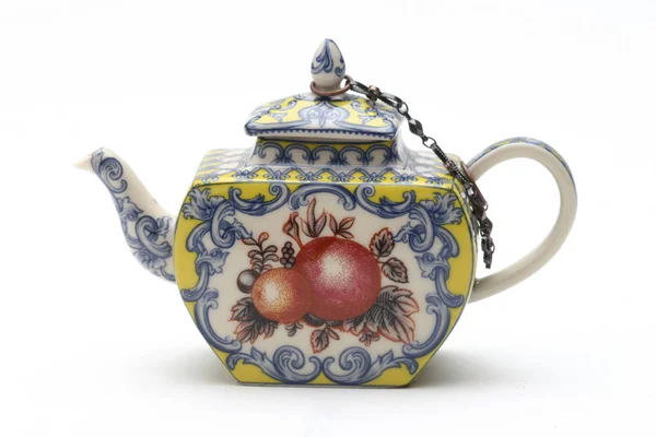 Английский классический фарфоровый чайник, изолированные на белом фоне . — стоковое фото