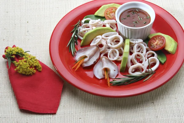 Anillos de calamar con salsa de cerca en plato rojo . — Foto de Stock