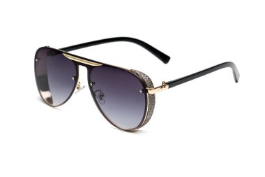 beyaz arka plan üzerinde izole adam için modern güneş gözlüğü yan görünümü