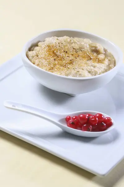 Harina de avena y grosellas, desayuno saludable . — Foto de Stock