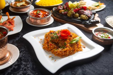 Tipik Hint yemekleri, Biryani, körili tavuk, tandır, tikka masala, korma, pilav.