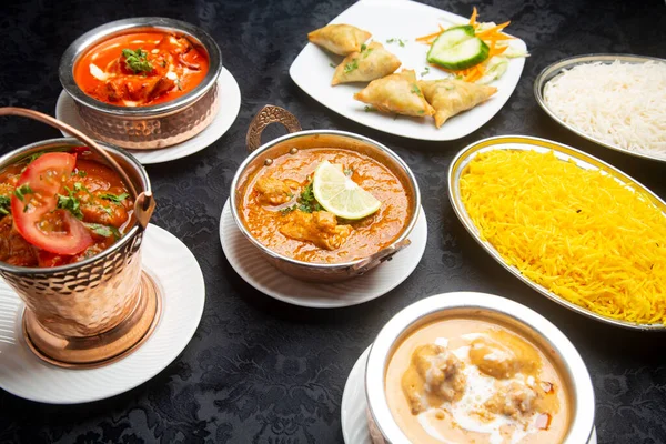 Tipik Hint yemekleri, tavuk köri, tandır, tikka masala, korma, pilav.