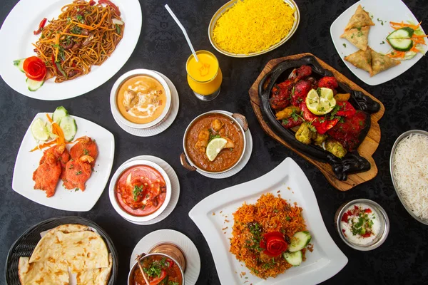 Tipik Hint yemekleri, Biryani, körili tavuk, tandır, tikka masala, korma, pilav.