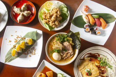 Yukarıdan Japon yemekleri görünüyor.