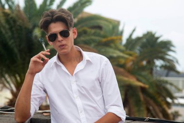 Sigara içen genç adamın portresi