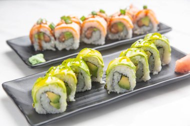 Avokado ve somon balıklı suşi dürümü..