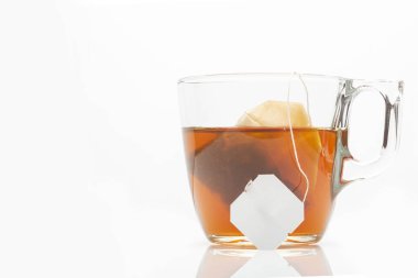 Beyaz arkaplanda izole edilmiş yeşil çay fincanı