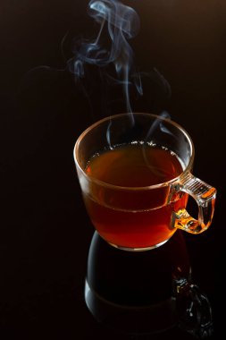 Koyu arkaplanda yeşil çay fincanı