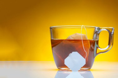 Sarı arka planda yeşil çay fincanı