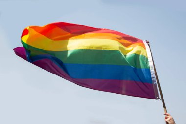 Mavi gökyüzü arka planında gay gurur bayrağı