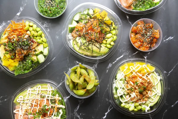 Comida Japonesa Para Llevar Sobre Fondo Mármol Negro Poke Especias — Foto de Stock