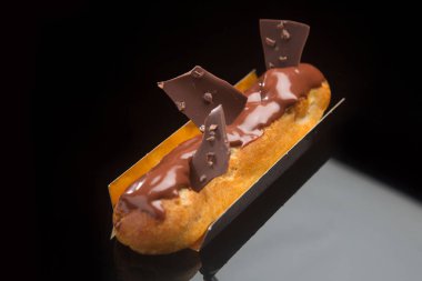 Siyah arka planda çikolata kaplı ecler çikolatalı tatlı..