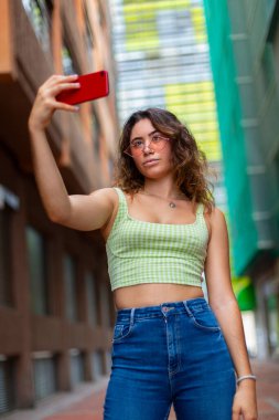 Kentin arka planında kendi portresini yapan genç bir kız.