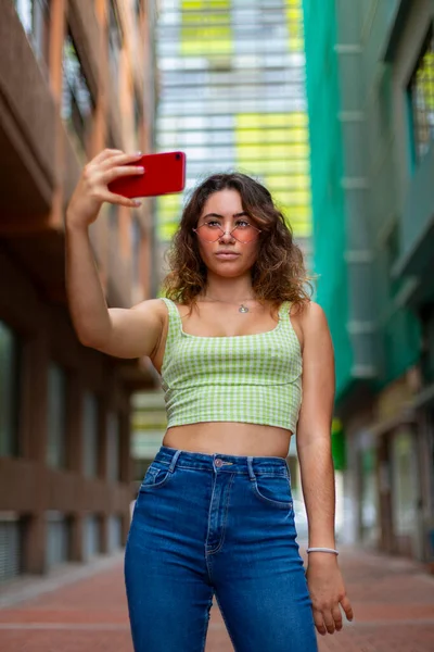 Giovane Ragazza Che Selfie Autoritratto Con Sfondo Urbano — Foto Stock