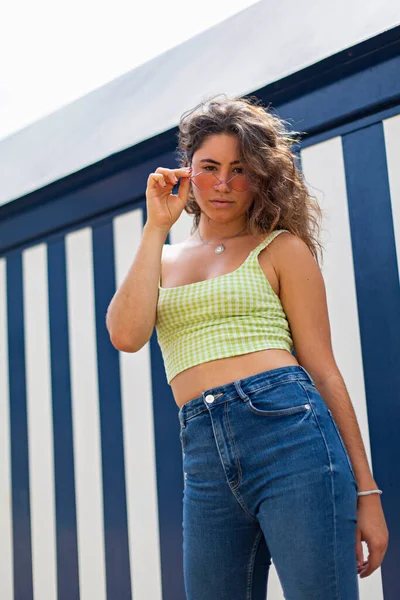 Menina Com Óculos Sol Frente Cabana Praia — Fotografia de Stock