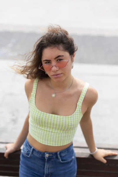 Retrato Una Mujer Joven Con Gafas Sol Mirando Cámara —  Fotos de Stock