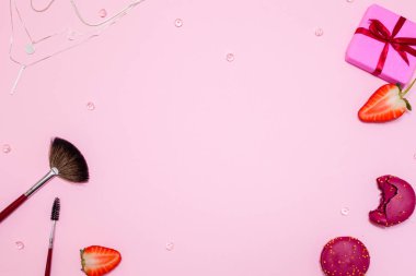 Sevimli pembe düz yatıyordu, tasarım için merkezinde boş alan ile şablon. Göz kamaştırıcı stil