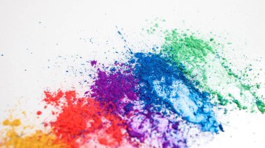 Gökkuşağının farklı renklerinde parlak göz gölgeler, beyaz bir arka planda dağınık.