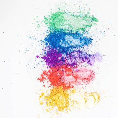 Gökkuşağının farklı renklerinde parlak göz gölgeler, beyaz bir arka planda dağınık.