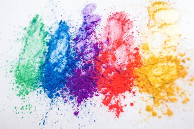 Gökkuşağının farklı renklerinde parlak göz gölgeler, beyaz bir arka planda dağınık.