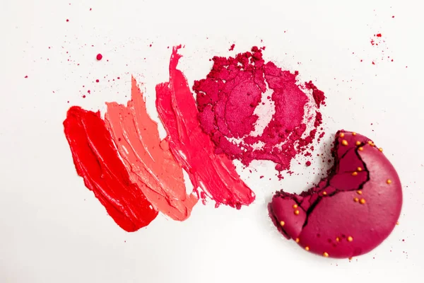 Lippenstift und Lipgloss, Tropfen und Striche in verschiedenen Schattierungen, um unterschiedliche Bilder beim Make-up zu erzeugen — Stockfoto