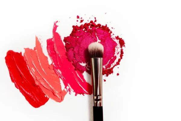 Lippenstift und Lipgloss, Tropfen und Striche in verschiedenen Schattierungen, um unterschiedliche Bilder beim Make-up zu erzeugen — Stockfoto