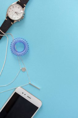 düz bir mavi arka planda modern bir iş tarzında şablon yatıyordu