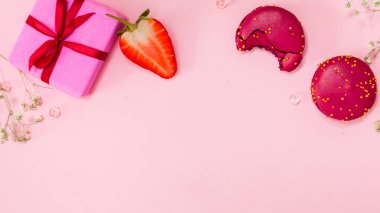 Sevimli pembe düz yatıyordu, tasarım için merkezinde boş alan ile şablon. Göz kamaştırıcı stil