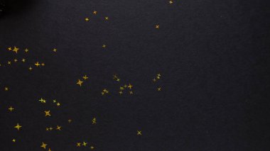 düz yatıyordu şablon, göz kamaştırıcı şık tarzı, siyah arka plan, kırmızı ruj ve altın payetler.