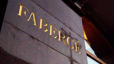 Faberge işareti, granit duvara oyulmuş 