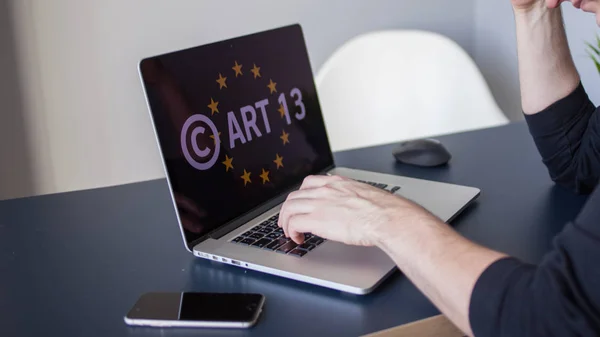 El artículo 13 la modificación de la legislación de la UE prohibió los materiales de medios — Foto de Stock