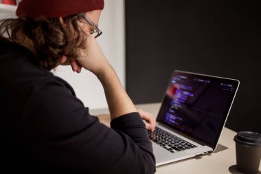 Geliştirme ortamında çalışan programcı ve kodlayıcı. Programcının işyeri