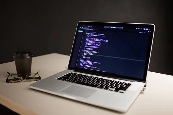 Programmerare arbetsplats, bärbar dator med Projektkod. Utveckling av webbplatser och applikationer — Stockfoto