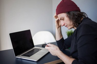 sinirli site kullanıcı desteği çağırır. Geliştirme ve Internet üzerinde çalışma, bir telefon görüşmesi.