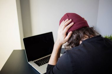 Geliştirmehataları ve hataları. İşyerinde genç bir programcının iş yerinde sorunları var