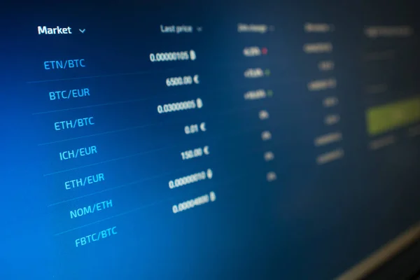 Bilgisayar ekranındaki kripto para birimi tekliflerinin listesi. Kripto para değişimleri
