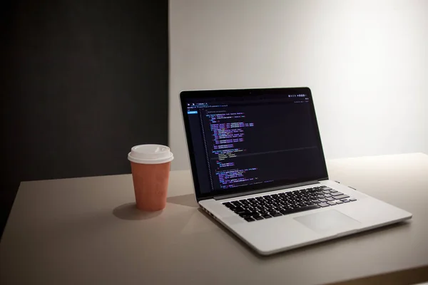 Lugar de trabajo del programador, portátil con código de proyecto. Desarrollo de sitios web y aplicaciones — Foto de Stock