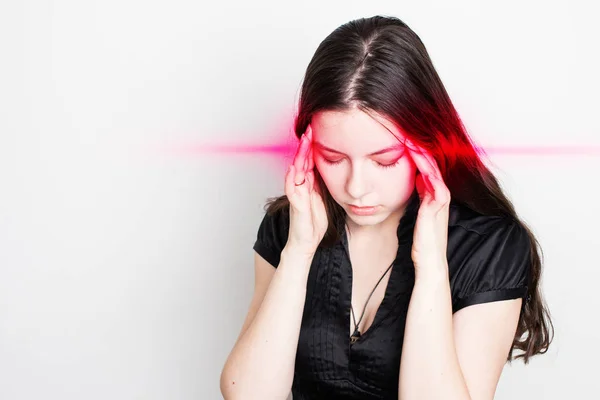 Genç bayan baş ağrısından muzdarip. Kafasında ağrı noktaları olan bir kızın portresi..