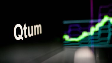 Qtum Cryptocurrency belirteci. Kripto para değişimlerinin davranışı, kavram. Modern finansal teknolojiler.
