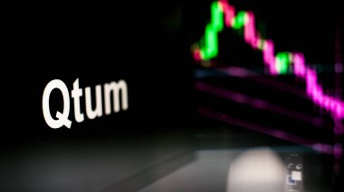 Qtum Cryptocurrency belirteci. Kripto para değişimlerinin davranışı, kavram. Modern finansal teknolojiler.