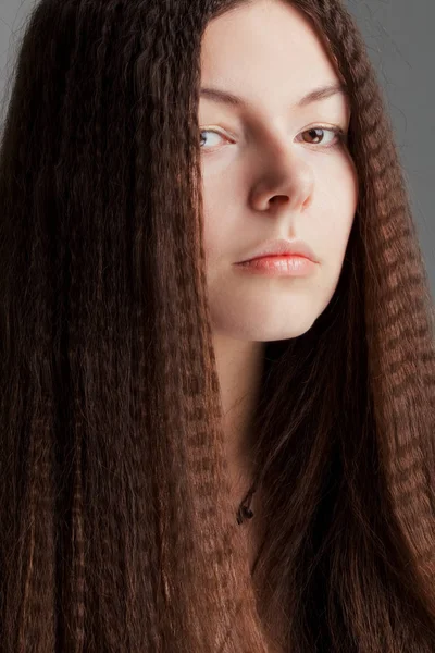 Piękna długowłosy młoda kobieta ma marzenie — Zdjęcie stockowe