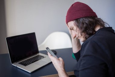 sinirli site kullanıcı desteği çağırır. Geliştirme ve Internet üzerinde çalışma, bir telefon görüşmesi.