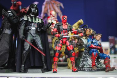 Saint Petersburg, Rusya - 27 Nisan 2019: aksiyon figürleri. Marvel filminden Star Wars karakterleri ve süper kahramanlar